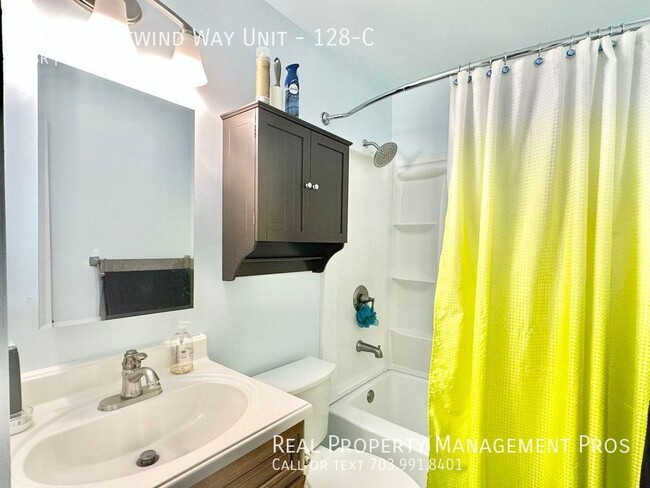 Building Photo - Light & Bright End Unit-Walk to Metro & Sh...