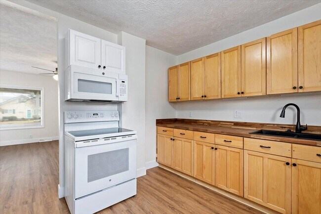 Building Photo - 635 Albion Ave