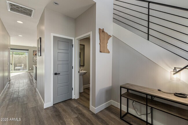 Building Photo - 2315 E Pinchot Ave