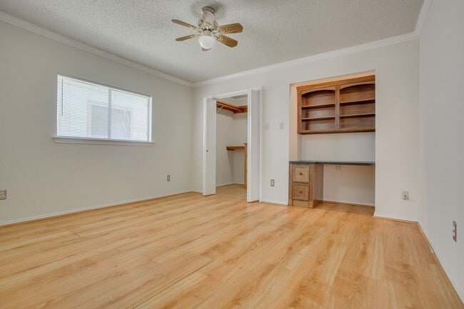 Building Photo - 9805 Briar Ridge Dr