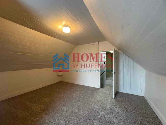Building Photo - Three Bedroom House | Move In Ready!