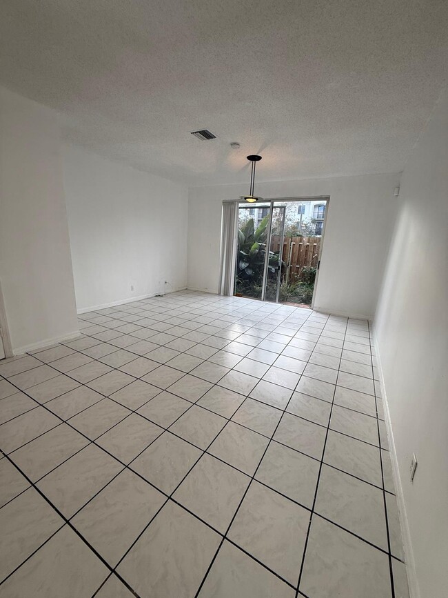 Building Photo - 21300 NE 8th Ct