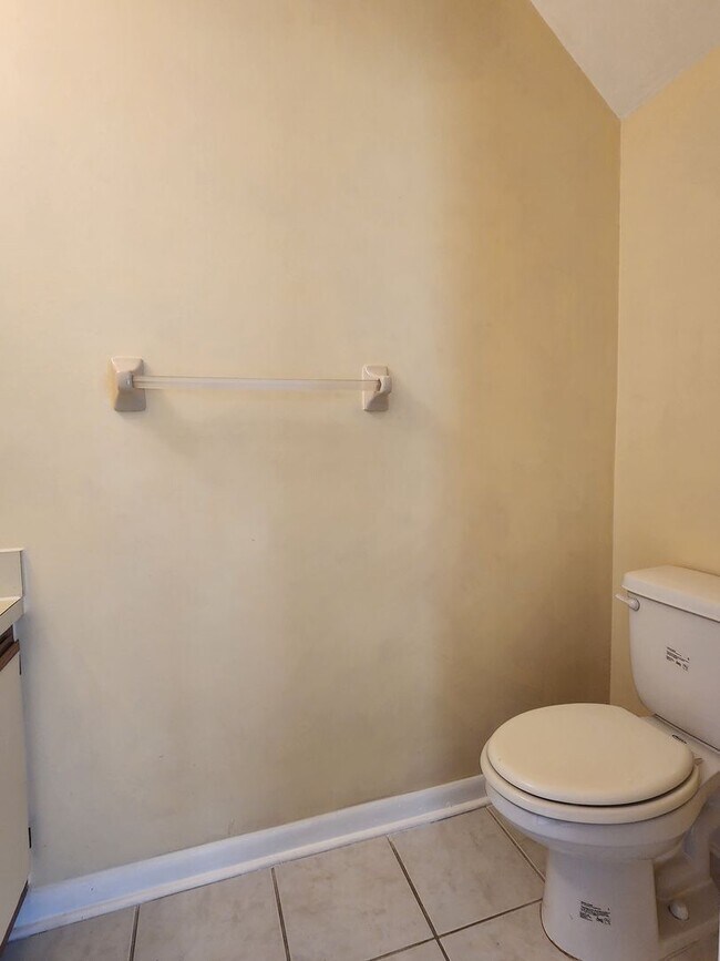 Building Photo - FOR RENT 2 bed 2.5 bath townhome