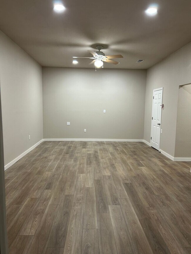 Building Photo - 4 Silver Hls Ln