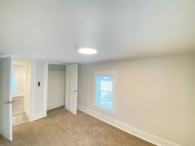 Building Photo - 8 Parkinson Ct