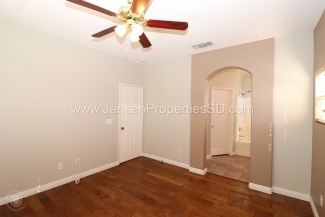 Building Photo - 2 Bed, 2 Bath Townhome w/ Garage and Laundry