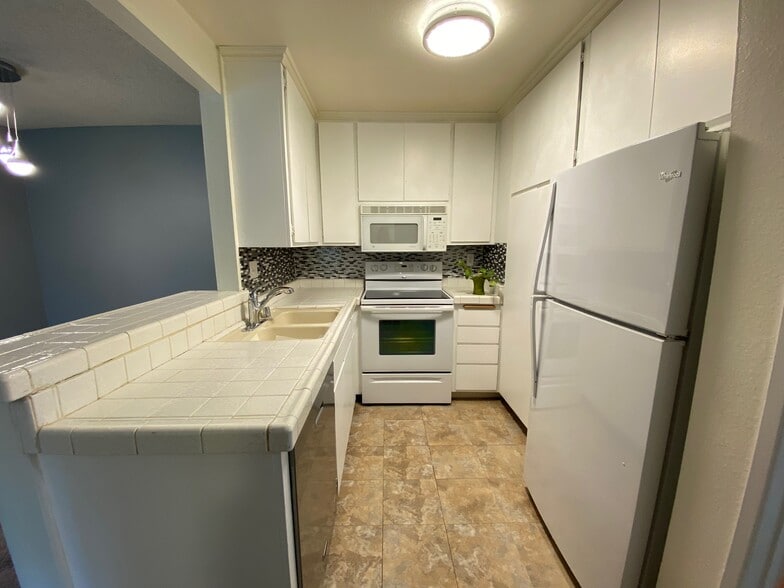 Building Photo - 355 S Los Robles Ave