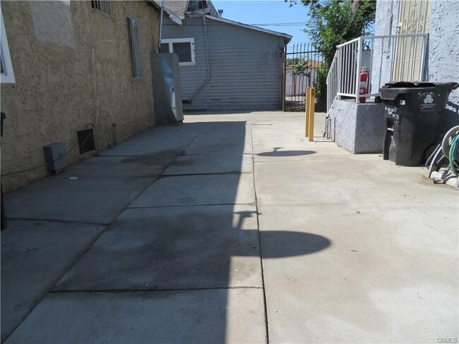 Building Photo - 3923 Normandie Ave