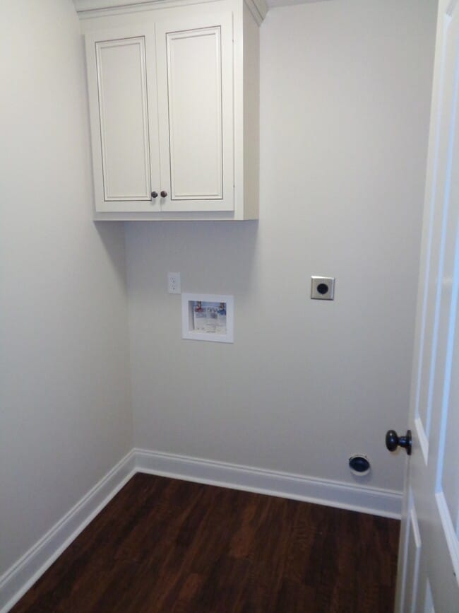 Building Photo - Spacious 4BR Home with Open Split Floor Plan, Granite Kitchen & Fenced Yard