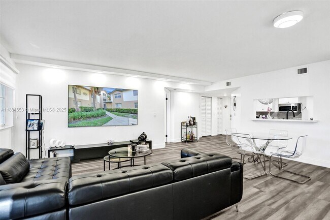 Building Photo - 9901 Westview Dr