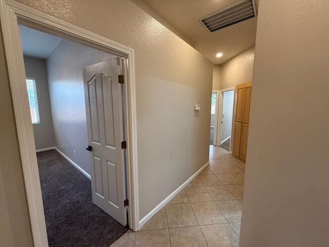 Building Photo - 4-bedroom single story in Sylvan School District!