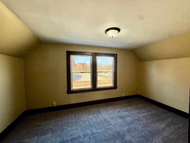 Building Photo - Updated 3BR Townhome Across from Stephens Park