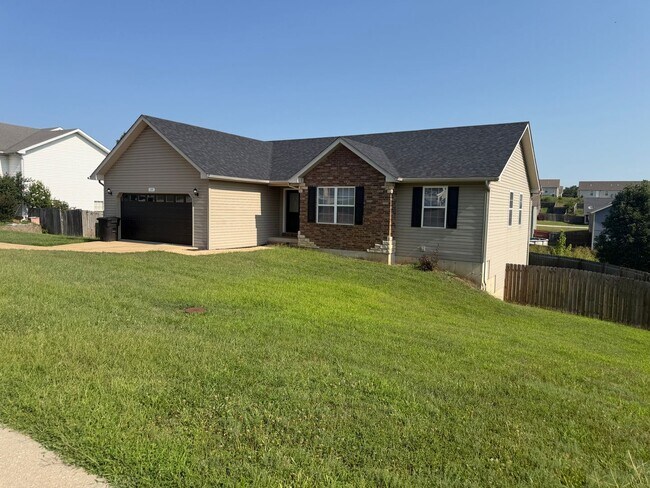 Building Photo - Spacious 4 Bedroom Home located in Woodland Hills Subdivision