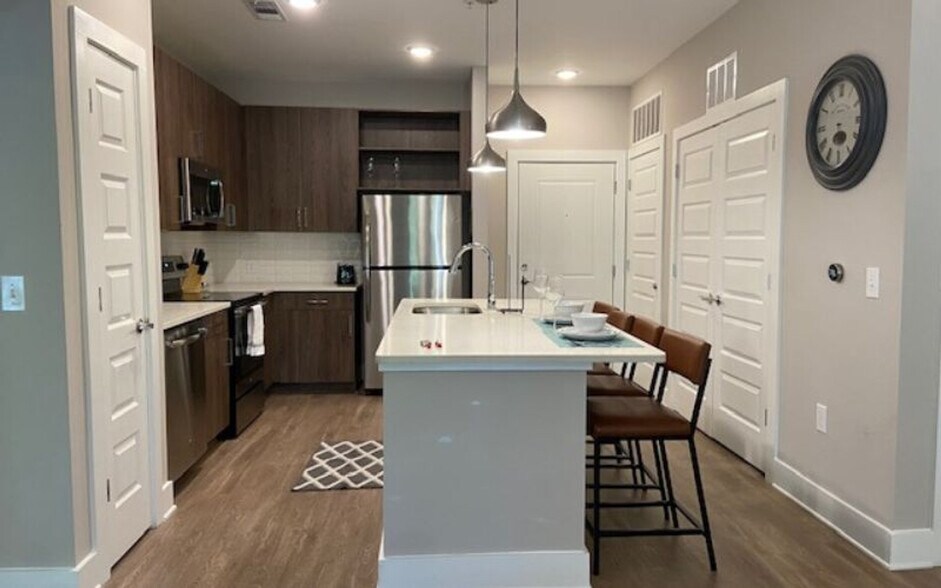 Building Photo - 5478 Glenridge View NE