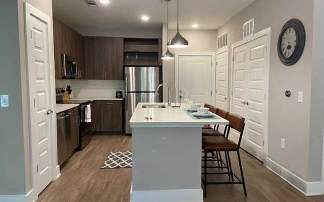 Building Photo - 5478 Glenridge View NE