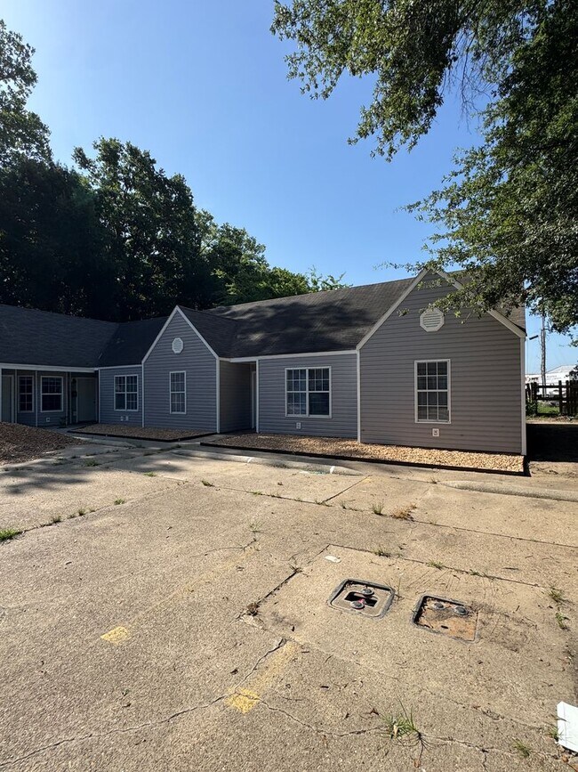 Building Photo - 2 BED / 1 Bath Apartment in Truman.  READY NOW!