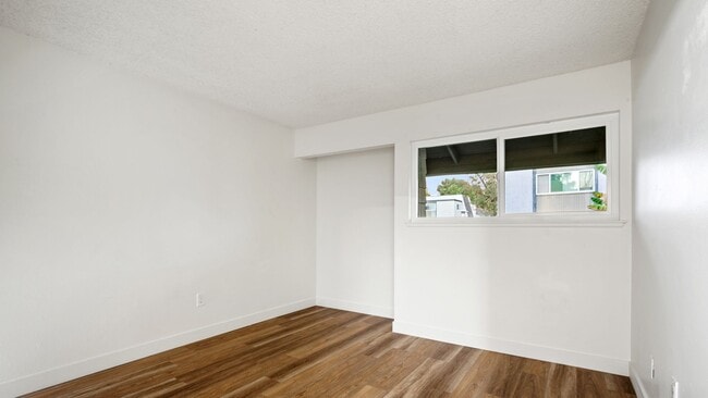 Building Photo - Spacious 3-Bedroom End Unit with Golf Cour...