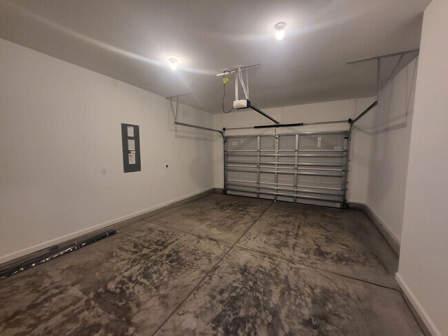 Building Photo - Beautiful New Build 3 Bedroom Home