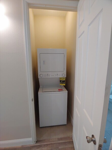 Washer and dryer (gas) - 4926 Weeping Willow Rd