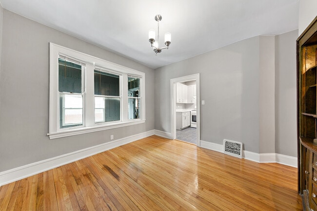 Building Photo - 3536 N Wolcott Ave