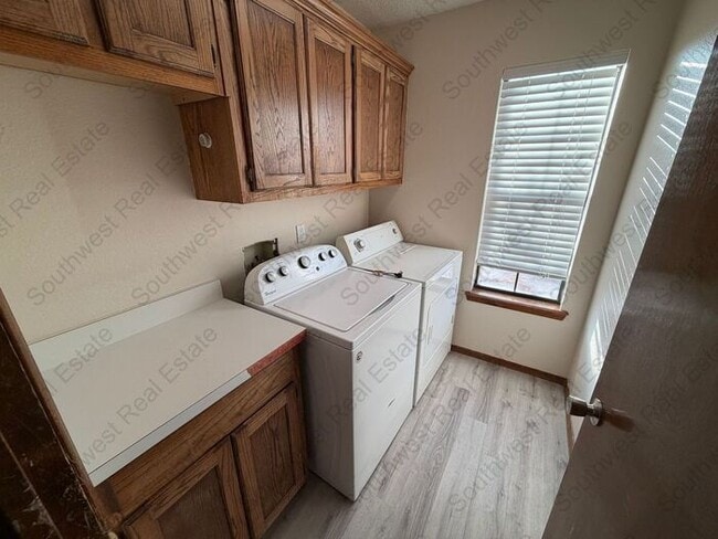 Building Photo - Cute 3 Bed 2 Bath 2 Car Garage home