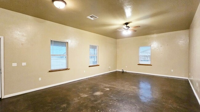 Building Photo - Rural Living- 4 bed/2.5 bath-Piedmont