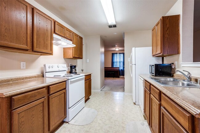 Building Photo - 1006 Hollow Oak Rd