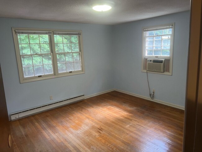 Building Photo - Spacious 2 Bedroom Minutes From UNC Campus