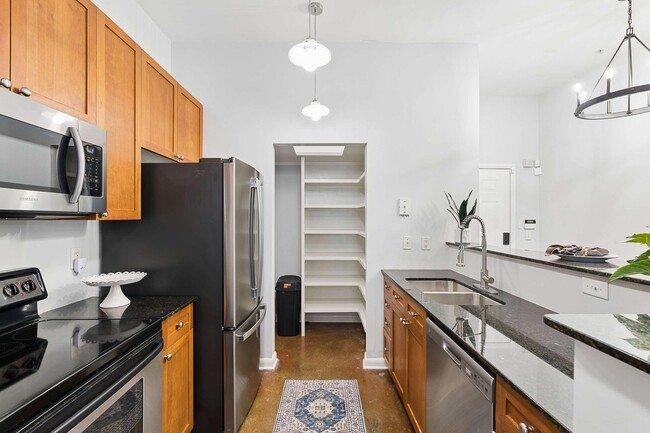Building Photo - Stylish 1/1 Condo in Inman Park, Right on the ATLBeltLine!