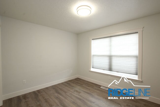 Building Photo - Newer Built Townhome Ready for Lease!