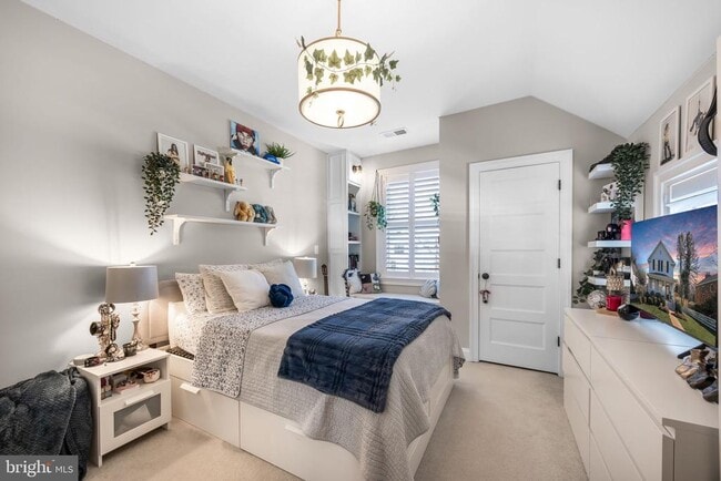 Building Photo - 323 S West St