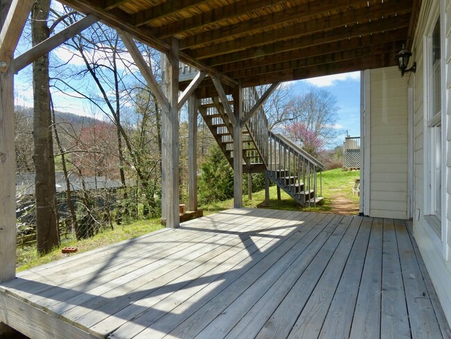 Building Photo - Great House in East Asheville!