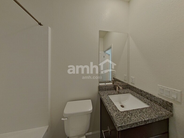 Building Photo - 696 N Water St