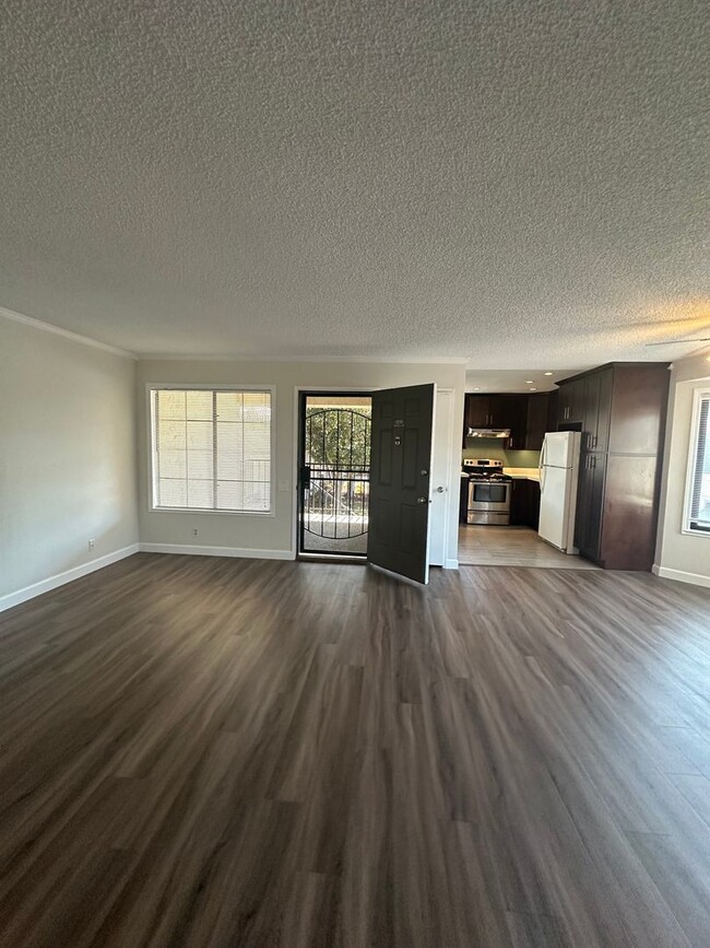 Building Photo - Condo, ready for move-in!