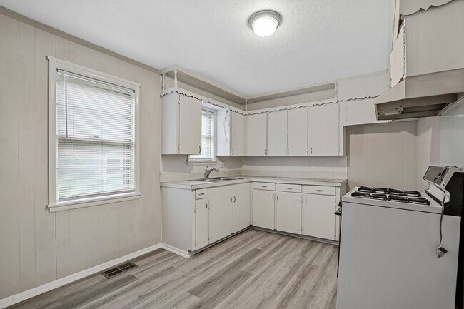 Building Photo - QUAINT 2 Bed, 1 Bath Home in Blue Ridge!!