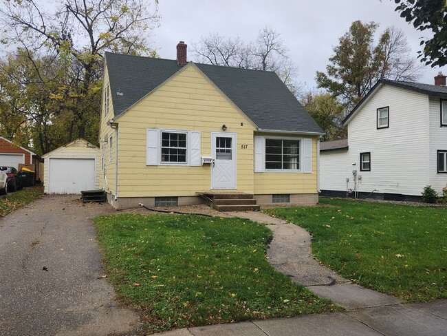 Building Photo - 4 bed 1 bath single family house.