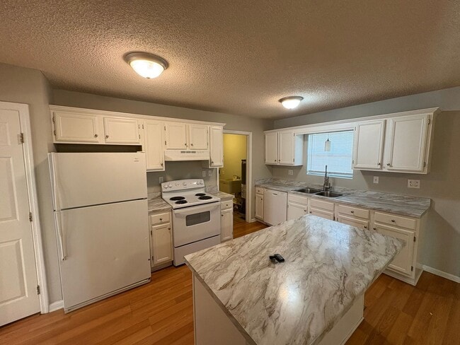 Building Photo - For Rent