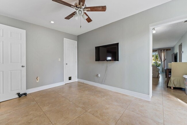Building Photo - 5854 SE Orange Blossom Trail