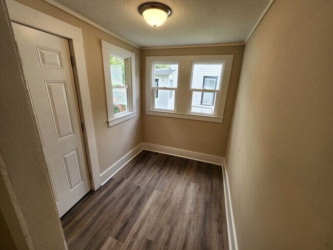 Building Photo - Spacious 3-Bedroom, 1-Bathroom Home AVAILABLE NOW!!