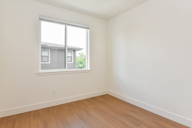 Building Photo - New Luxury Townhome with 2-Car Garage | Minutes to Downtown Redwood City & Tech Campuses