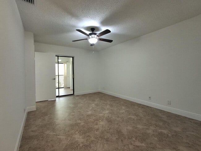 Building Photo - 4017 Carambola Cir N
