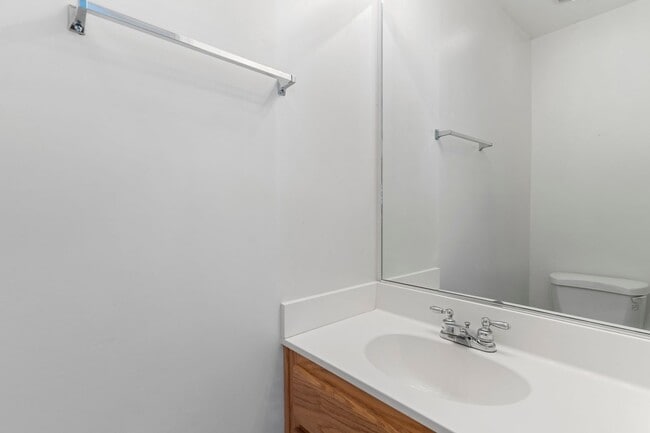 Building Photo - Spacious Townhouse with Basement in Farmvi...