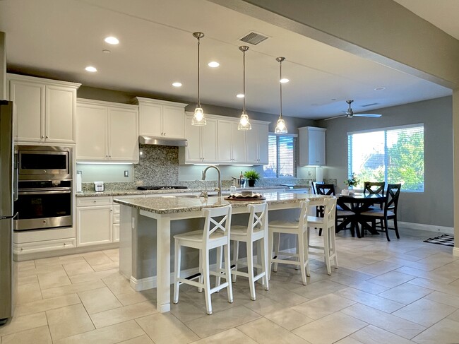 Large Chef's Kitchen - 73670 Kandinsky Way