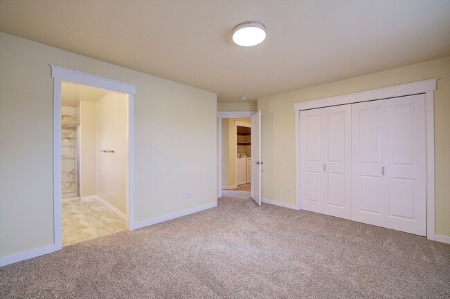 Building Photo - 3Bd/2.5Ba Lynnwood Duplex