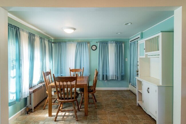 Building Photo - 74 Carlisle St