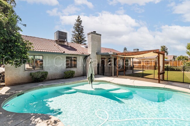 Building Photo - 4 Bedroom/2 Bath Home with a Pool and Sola...
