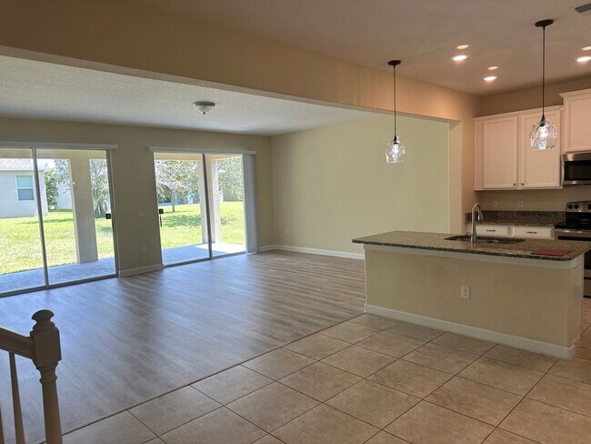 Building Photo - Beautiful 4/3.5 home located in Independence Signature Lakes Community of Winter Garden!