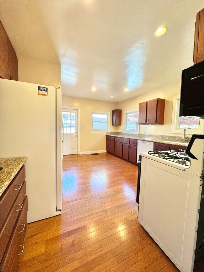 Building Photo - Naples Island Gem!