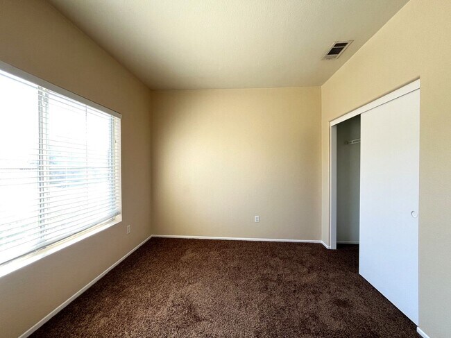 Building Photo - 4 bed, 3 bath located in Corona, CA!