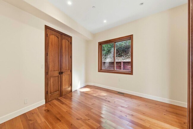Building Photo - 3911 Pepper Tree Ct